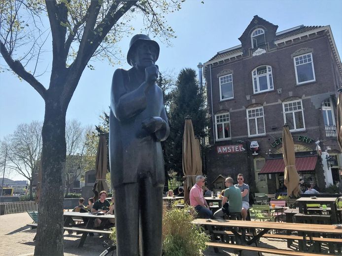 Het standbeeld van Herman Berkien op het Ledig Erf.